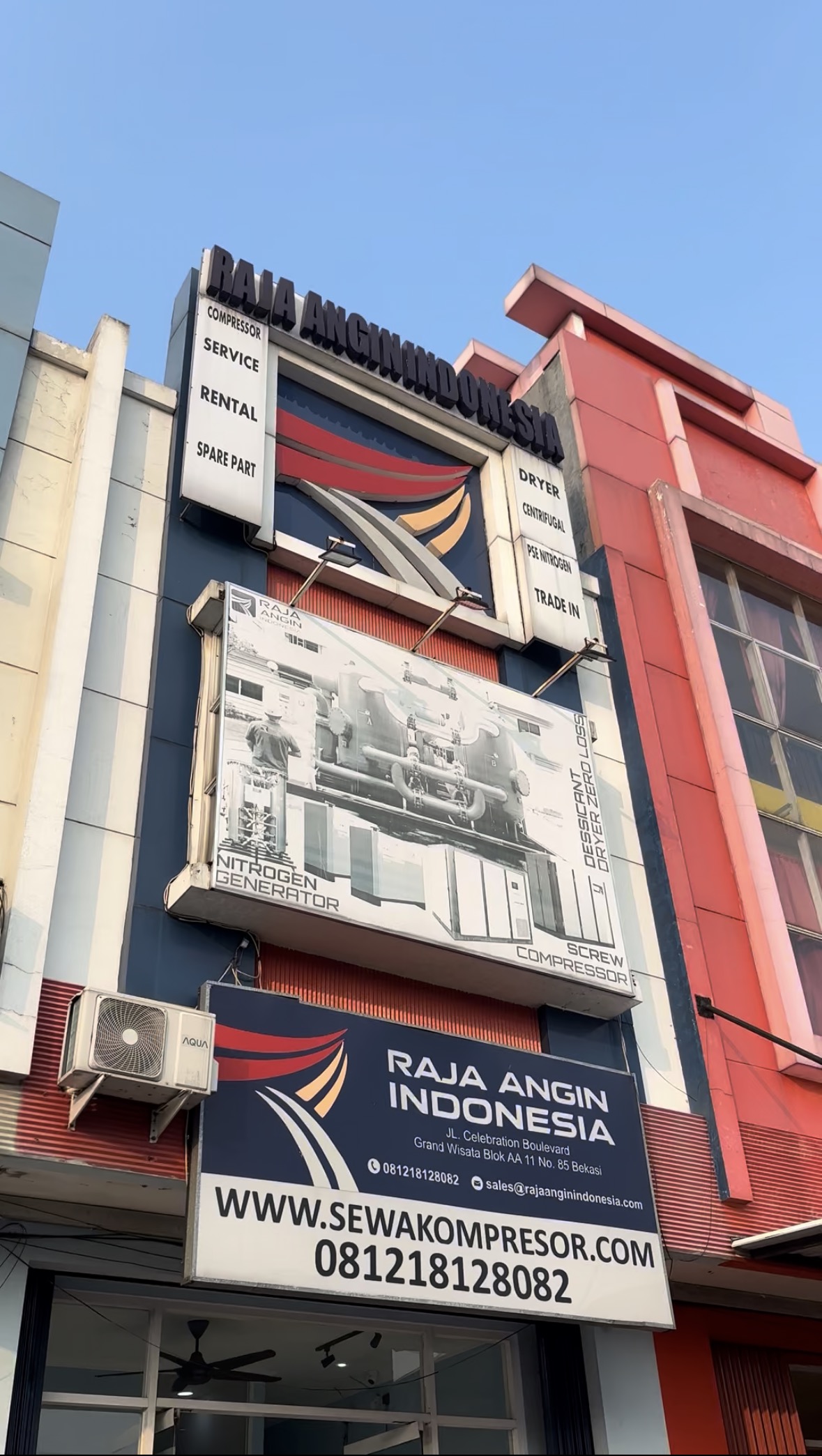 Tim PT Raja Angin Indonesia di depan kantor